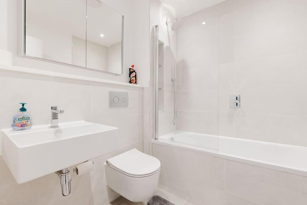 4-Level Luxury 2 Bedroom House Sleeps 6, Rooftop, Harry P & Free Parking Watford  Dış mekan fotoğraf