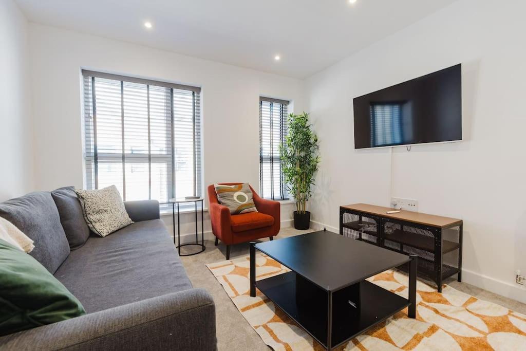 4-Level Luxury 2 Bedroom House Sleeps 6, Rooftop, Harry P & Free Parking Watford  Dış mekan fotoğraf