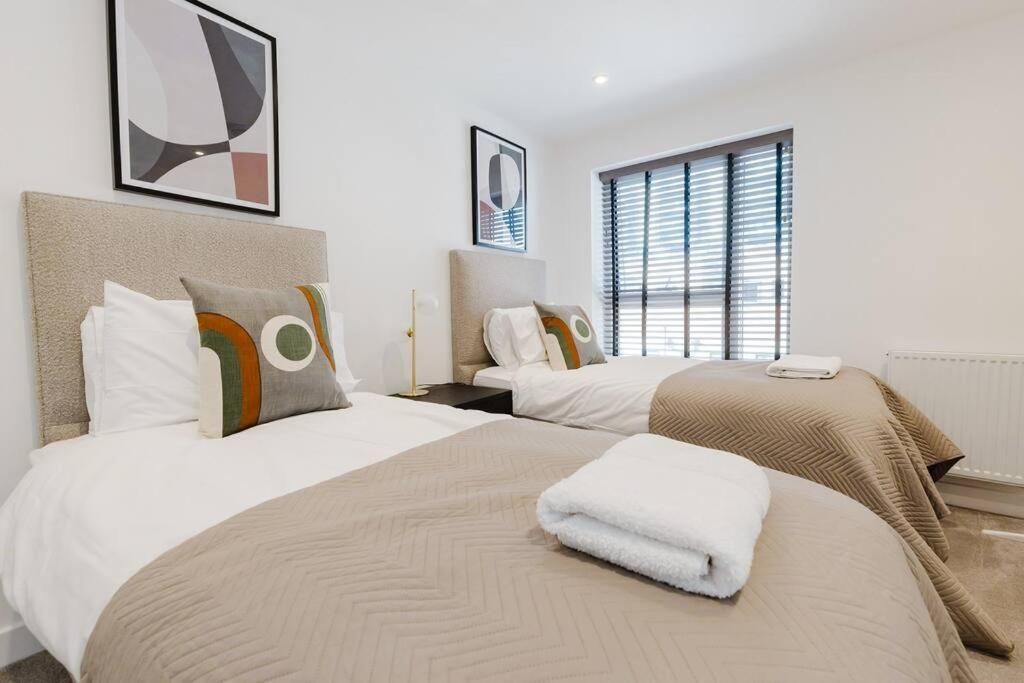 4-Level Luxury 2 Bedroom House Sleeps 6, Rooftop, Harry P & Free Parking Watford  Dış mekan fotoğraf