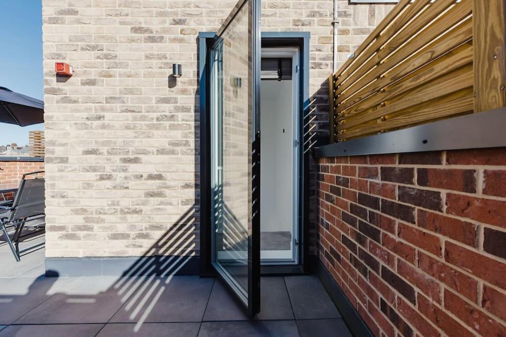 4-Level Luxury 2 Bedroom House Sleeps 6, Rooftop, Harry P & Free Parking Watford  Dış mekan fotoğraf