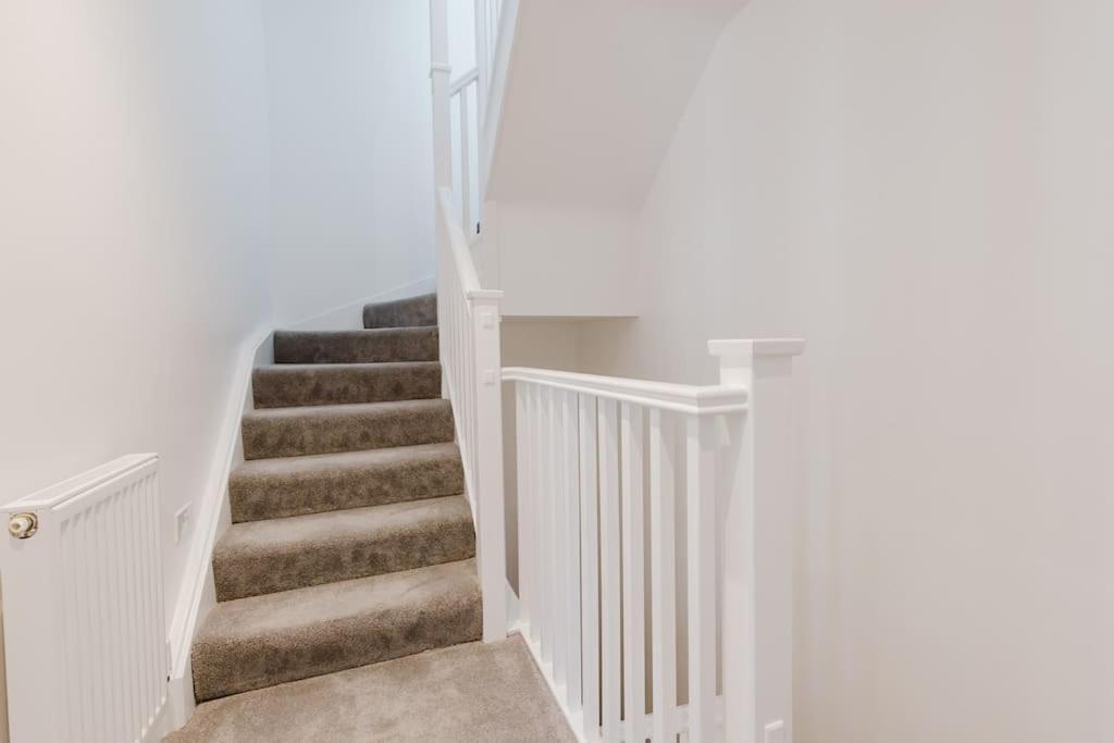 4-Level Luxury 2 Bedroom House Sleeps 6, Rooftop, Harry P & Free Parking Watford  Dış mekan fotoğraf