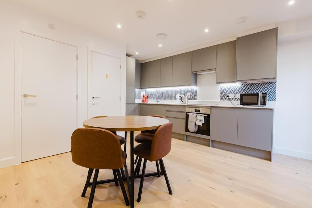 4-Level Luxury 2 Bedroom House Sleeps 6, Rooftop, Harry P & Free Parking Watford  Dış mekan fotoğraf