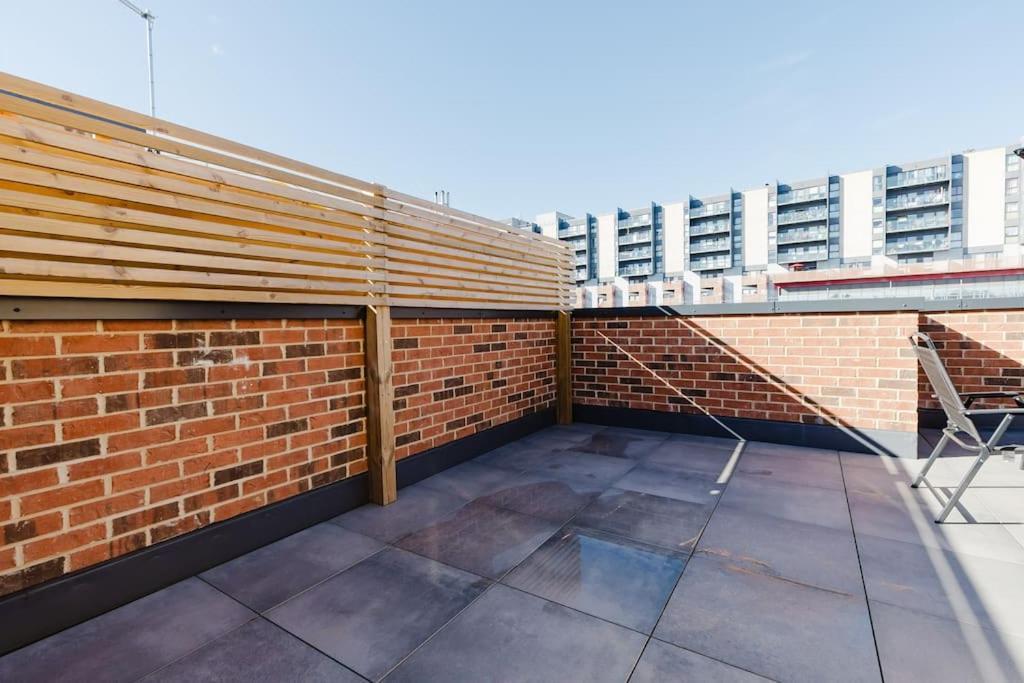 4-Level Luxury 2 Bedroom House Sleeps 6, Rooftop, Harry P & Free Parking Watford  Dış mekan fotoğraf